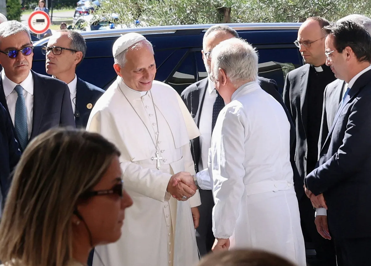 2026年10月13日，教宗良十四世（Pope Leo XIV）抵達羅馬傑梅利醫院（Gemelli hospital）時與醫生握手，準備接受肺結節切除手術。（Vatican Media/­Simone Risoluti/Handout via REUTERS）