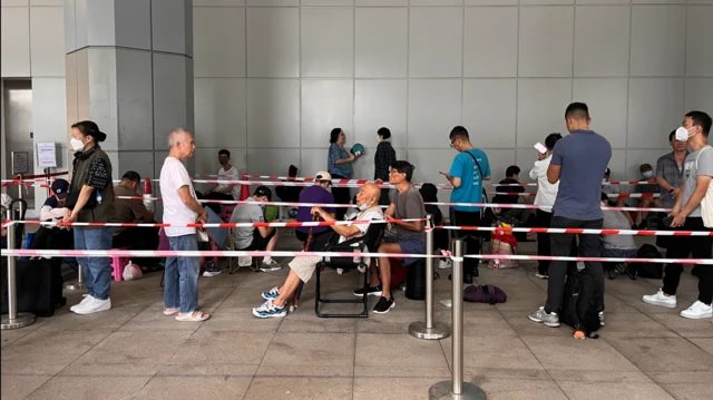 在高等法院外排队旁听的人群