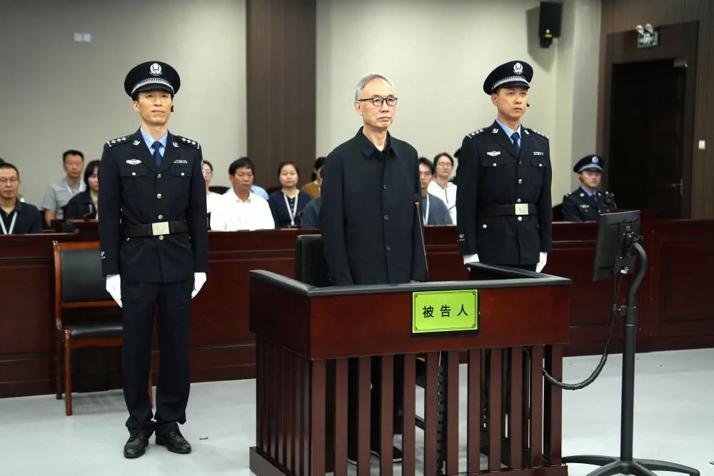 胡幼桃站在温州市中级人民法院的被告人席上
