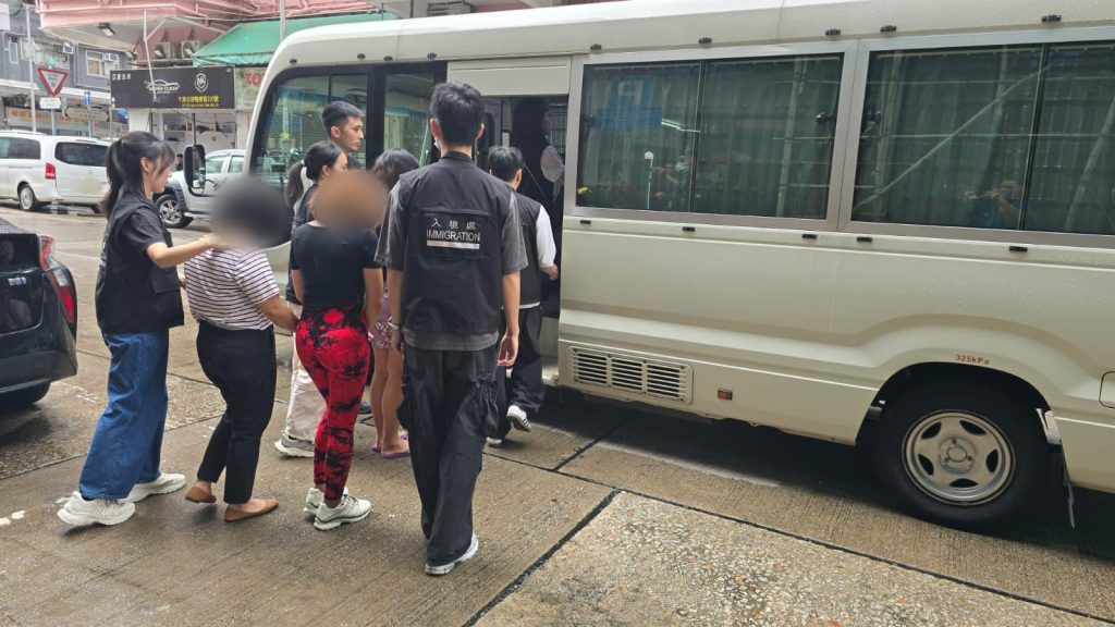 6外佣被控违逗留条件等 4人先后表证不成立 官:入境处接近恣意拘捕、非法羁留 1 入境處 行動 外傭