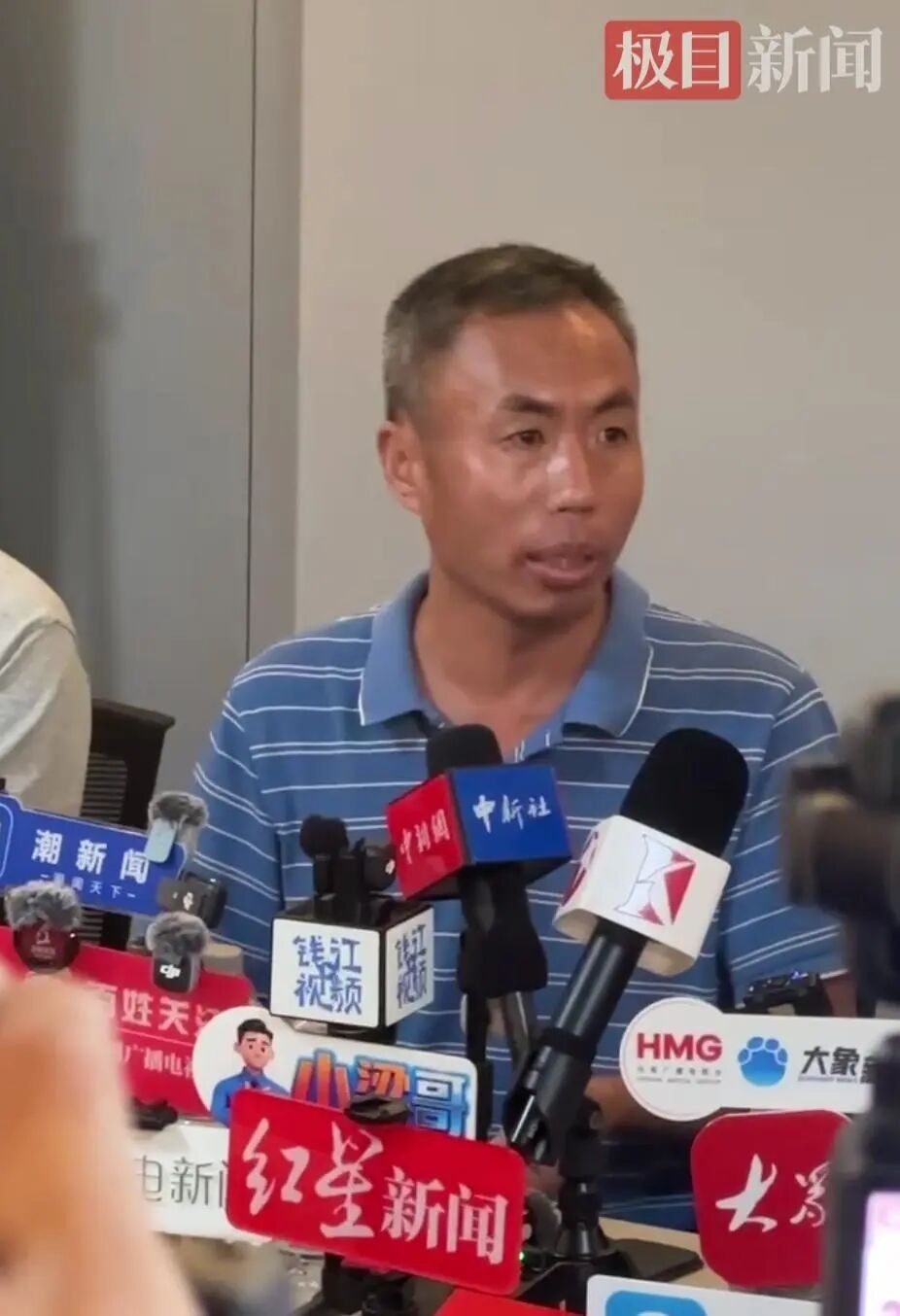 晚年靠捡废品维生 拐子婆梅姨已被公诉 律师:65岁未达免死门槛 4 申軍良透露,65歲的「梅姨」於出租屋落網,晚年靠撿廢品維生,直言其落魄境遇係「罪有應得」。(極目新聞)
