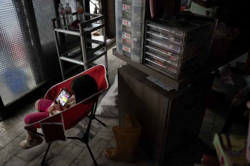 大火發生當下，鄭金菊冒著大雨抱著3歲的孫女緊急離開屋子，才平安逃過一劫。（攝影／楊子磊）