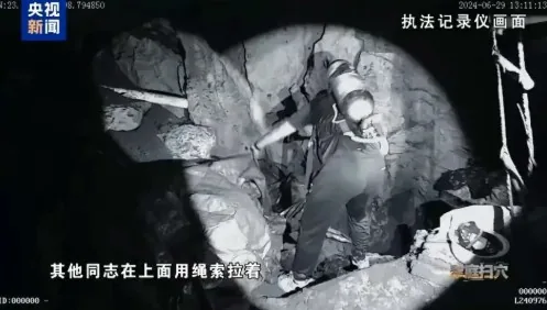 缅北电诈园区两中国人惨遭虐打致死 警方硬闯70米深溶洞搜物证 2 中國警方不惜冒險深入深達70米的溶洞,搶救出關鍵電子物證。(央視新聞)