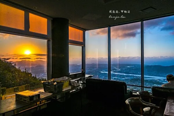 ▲▼日本北九州皿倉山展望台餐廳天宮的景觀座位、夕陽美景與餐點。（圖／《周花花》授權提供）
