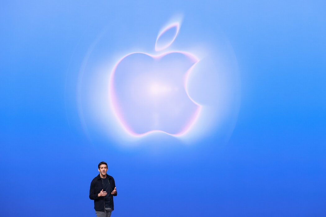 苹果19年来最大变革 折叠屏iPhone Duo售价1999美元 1 苹果新任首席执行官约翰·特纳斯在周三的发布会上。