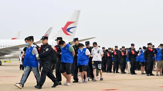 2024年4月13日，在湖北省武汉天河国际机场，涉嫌赌博和诈骗的中国籍嫌疑人在警方的押解下抵达。