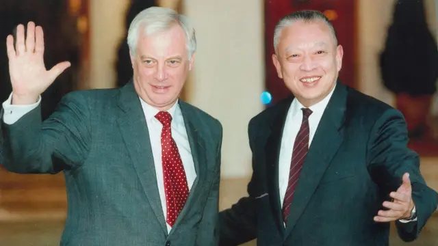 英属香港总督彭定康（左）在总督府（今礼宾府）会晤香港特首当选人董建华（右）（23/12/1996）