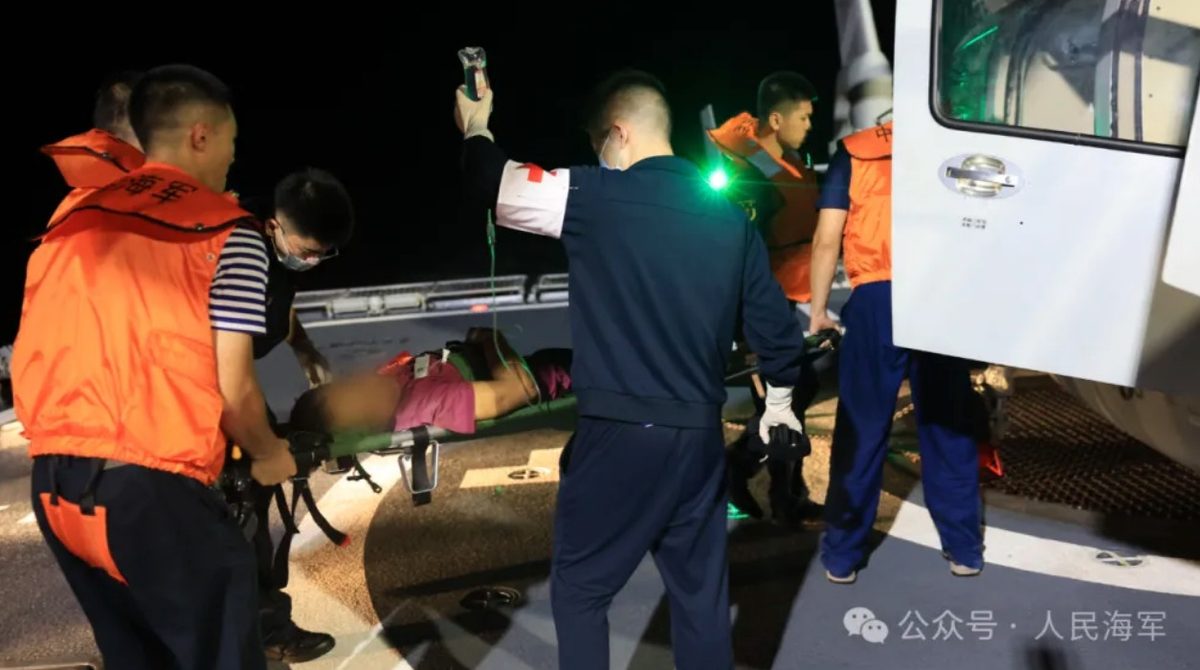 浙江渔民捕捞时断臂流血不止 东部战区连夜出动多艘舰艇联合救援 2 受傷漁民被轉移至艦載直升機