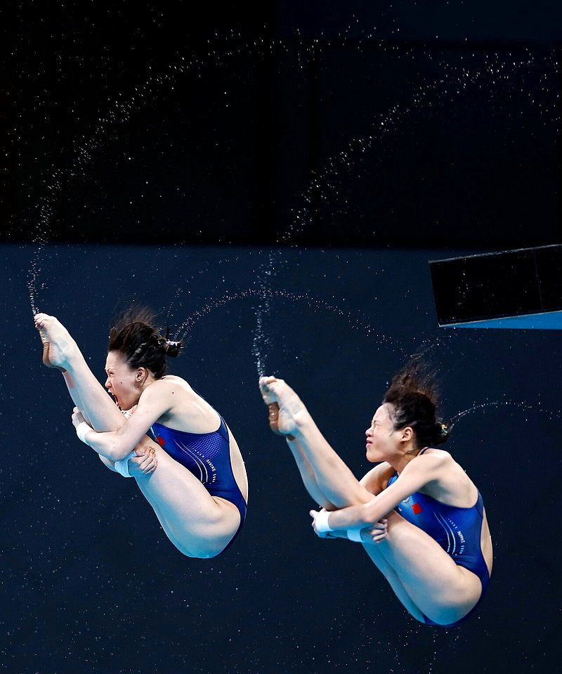 愛知·名古屋亞運會跳水項目女子雙人10米台決賽26日在東京水上運動中心舉行。中國選手陳芋汐（左）/盧為在比賽中，最終她們獲得金牌。（新華社）