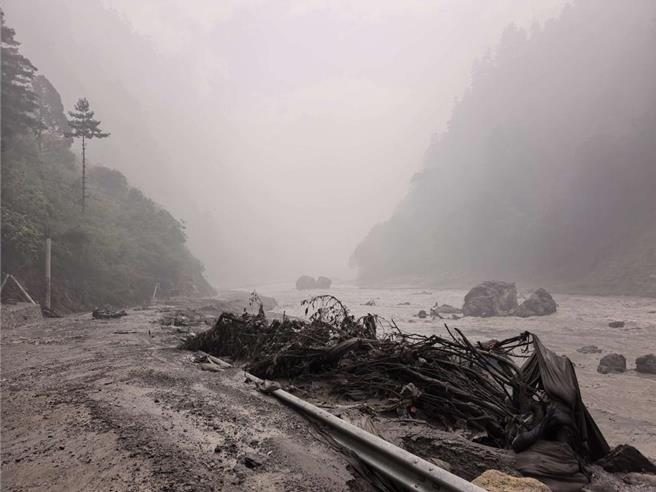 中方一側前往吉隆口岸的道路、通信、電力處於中斷狀態。（圖／新華社）