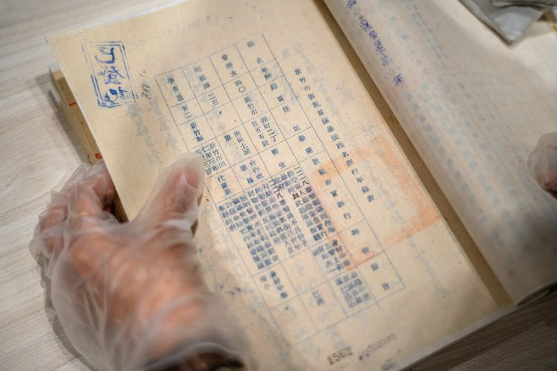 詹嘉華找到二二八事件中外公被貼上「暴徒」標籤的檔案，因而開啟一連串時空旅程，除了申請平反並領取名譽回復書，亦挖掘出更多外公的蹤跡。（攝影／黃世澤）