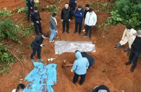 央视纪录片揭缅北猪仔价目表 大学生报价最高约70万 1 豬仔一旦失去利用價值,更可能遭反覆轉賣,甚至面臨器官被摘除的威脅。(央視新聞)