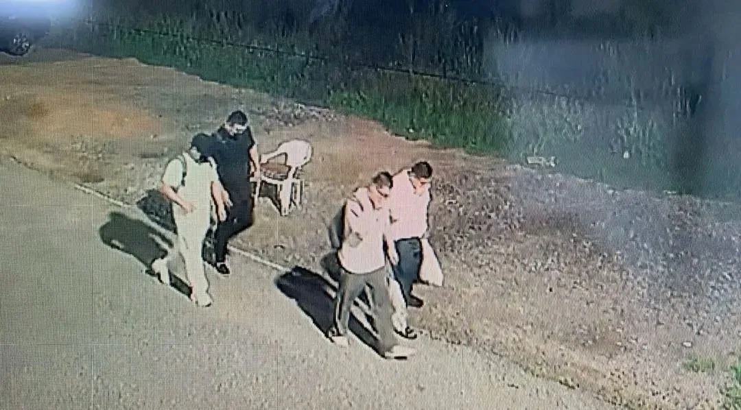 5中国籍男子芭堤雅持枪劫掠810万财物 6小时内逃离遭通缉 1 泰國警方近日公佈一起重大入室搶劫案,5名中國籍男子涉嫌在芭堤雅一處高檔住宅區持槍搶劫,劫走總值約3700萬泰銖(約810萬港元)的財物。(封面新聞)