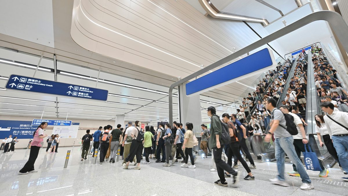 新皇崗口岸開通在即，特區政府8月13日在港方口岸區首次舉行大型演練，動員共約1000名來自超過20個部門的公務員參與，以測試口岸聯檢大樓和公共運輸交匯處的人流及車流整體管理。（政府新聞處）
