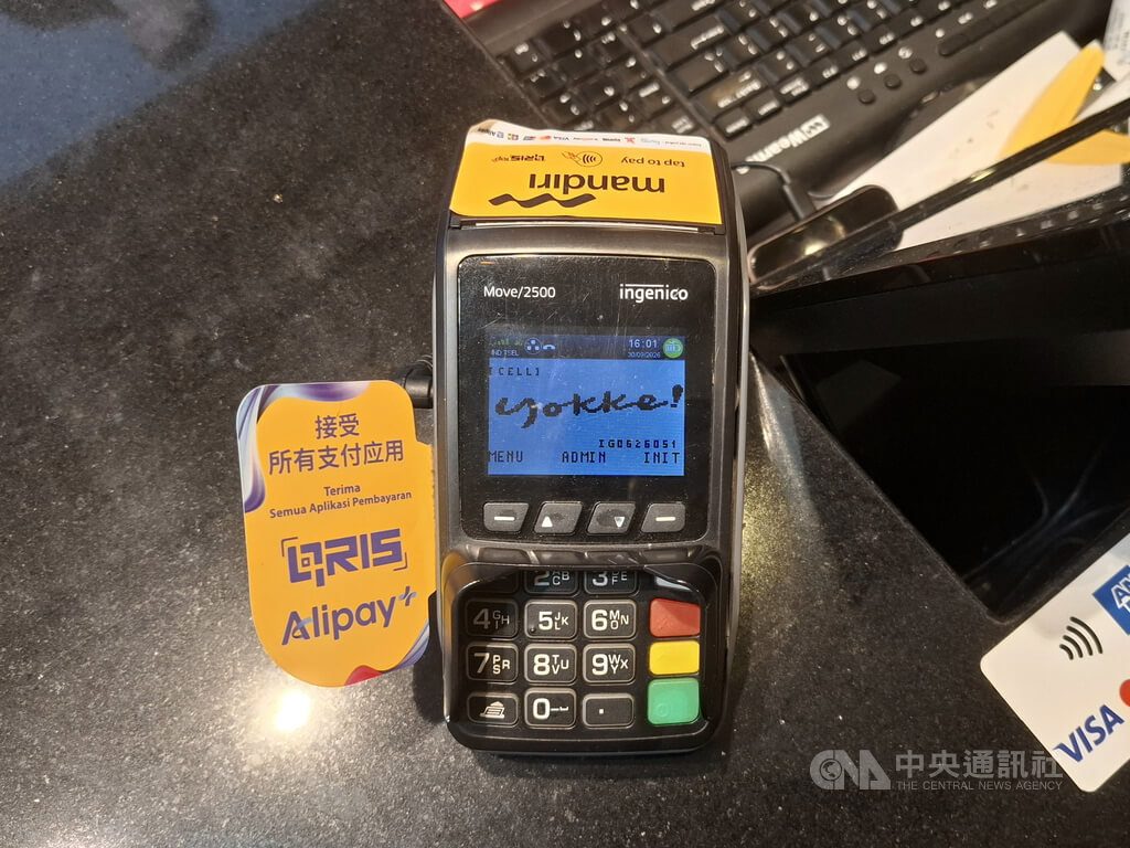 印尼QRIS扫码支付普及到路边摊 印尼央行与香港金管局签署跨境支付合作备忘录 2 购物中心店家的收款机旁标有QRIS和支付宝标志