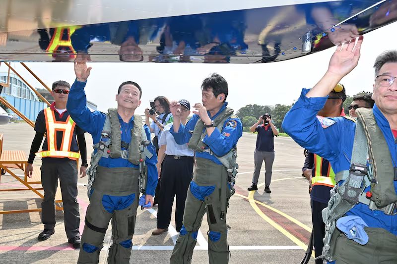 两架「勇鹰」教练机由汉翔董事长曹进平(前左)自己领军驾驶，从台中飞往到高雄冈山空军官校交机。