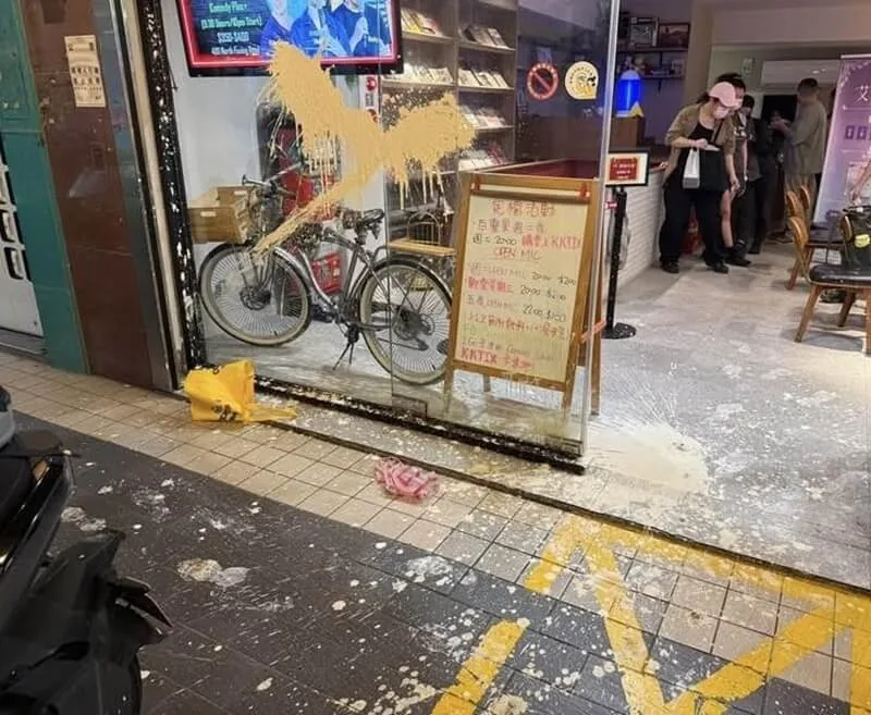 卡米地喜剧俱乐部的门口被泼上油漆和粪便（5月）