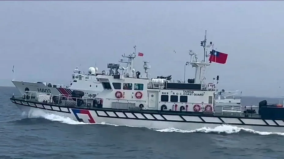 台湾海巡艇与中国海警船在海上航行,资料照片。