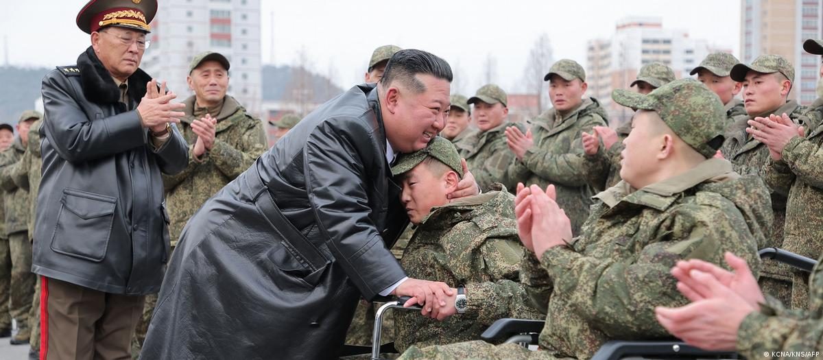 金正恩靠援俄获利超140亿美元 士兵阵亡也能赚钱 2 金正恩接见从俄罗斯返回的士兵