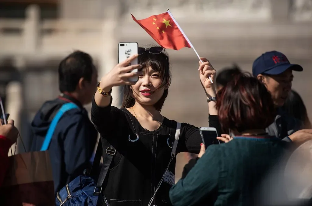 十一黄金周中国游客挤爆全球景点,人潮热但钱袋紧:K型消费背后的经济焦虑 1 大量中國民眾在中國「國慶黃金周」外出遊玩。(圖/BBC中文網)