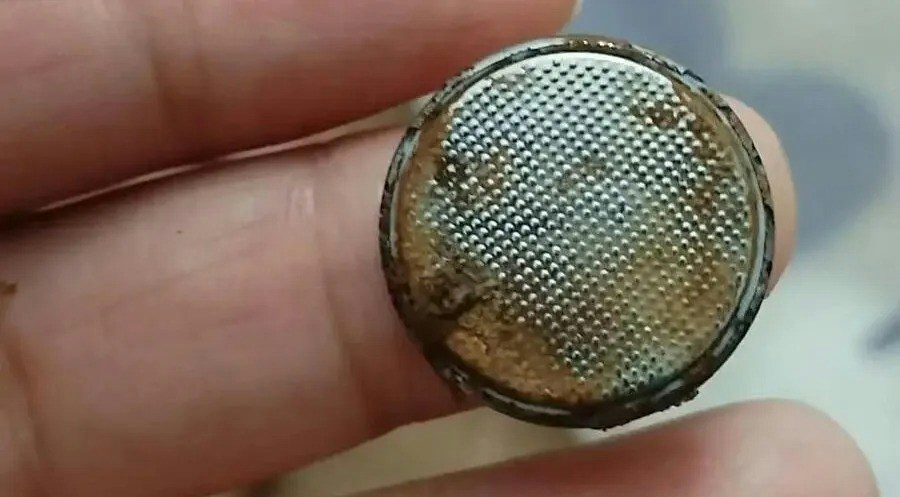 醫生通過全麻胃鏡急診手術取出了孩子食道中的圓形物體，家人這才知道孩子吞下了紐扣電池（button cell battery）。取出的紐扣電池表面已發黑、鏽蝕，邊緣帶有組織液乾涸的痕跡，而電池所在的食道位置已發生嚴重腐爛和灼傷。（《粵TV》）