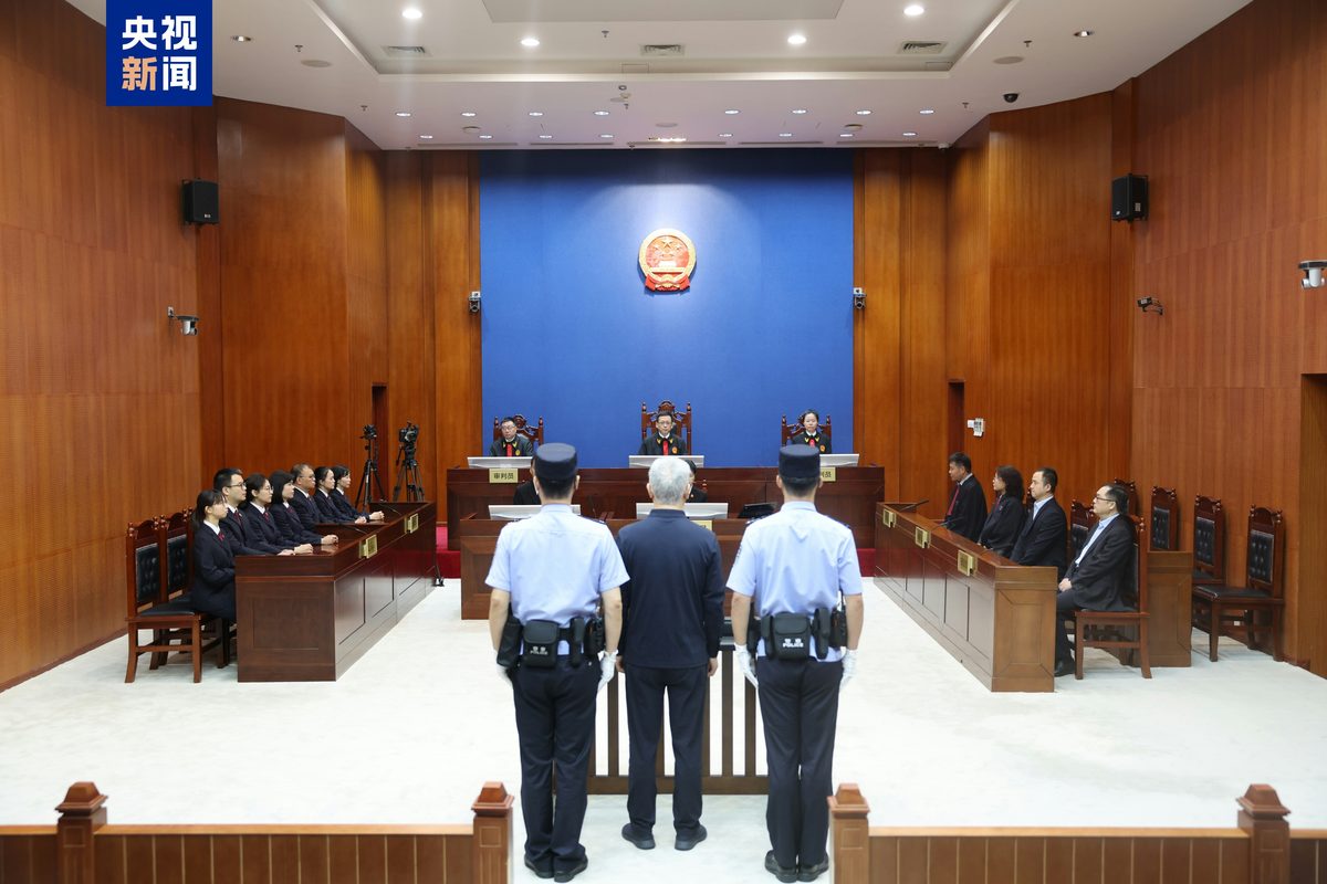 许家印判无期徒刑没收财产 满头白发庭审照曝光 恒大罚近160亿 2 許家印被判處無期徒刑。(央視)