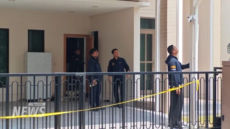 泰国移民警察查看曼谷赛迈区被搜查住宅的现场