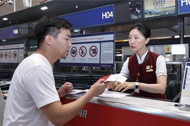 工作人員在北京首都國際機場為乘客辦理值機手續。 （示意圖／新華社）