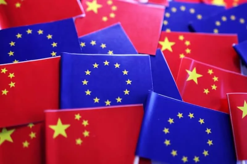 欧盟与中国旗帜，代表双方贸易谈判
