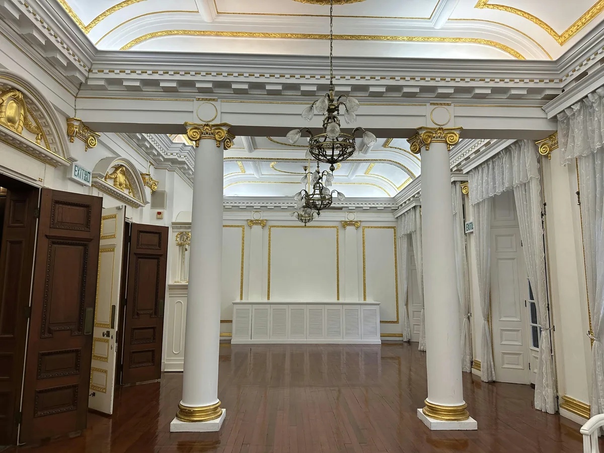 白廳揉合西方古典建築特色，天花帶有金箔，而房間和走廊也配有類似古希臘式巨柱。（何加祺 攝）