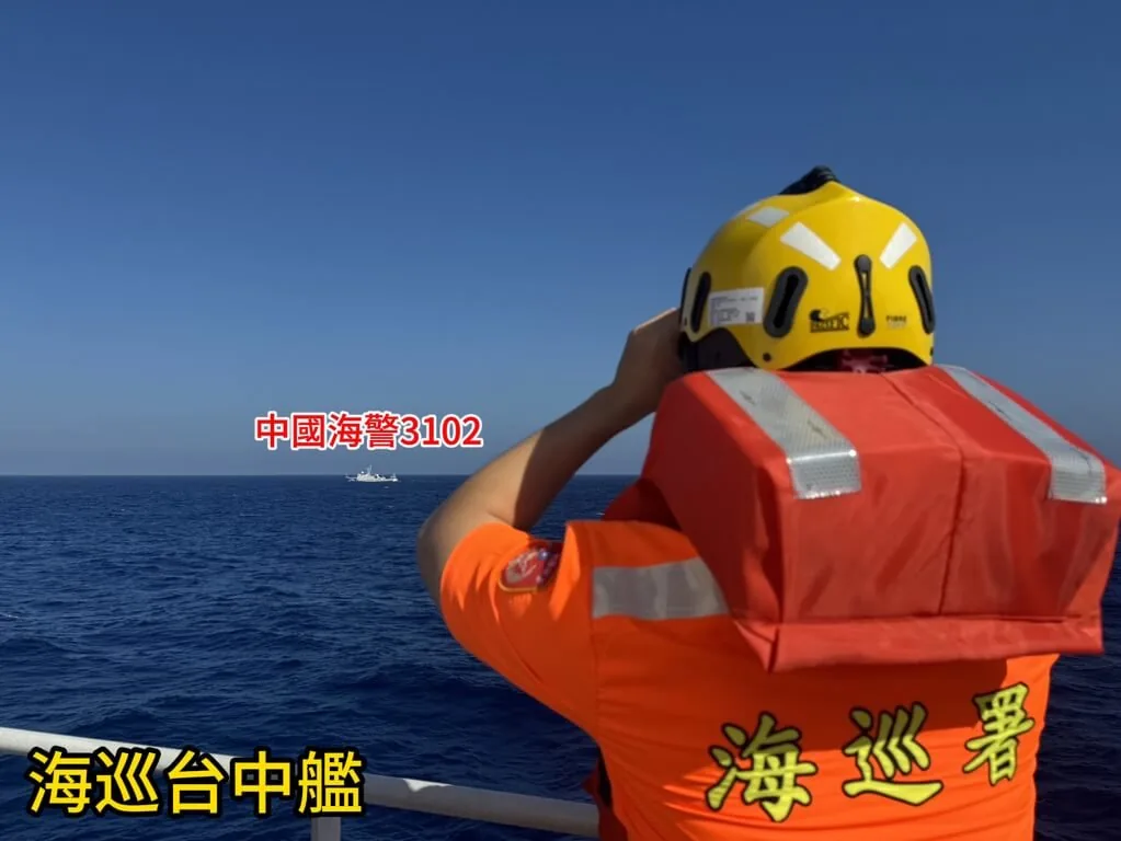 “中华民国不存在”:东沙会是下一个金门吗? 1 海巡台中舰上的海巡人员眺望远处的中国海警3102