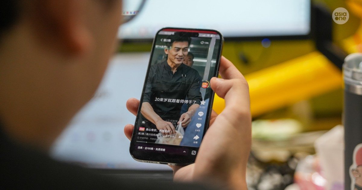 一名用户在手机上竖屏观看微短剧