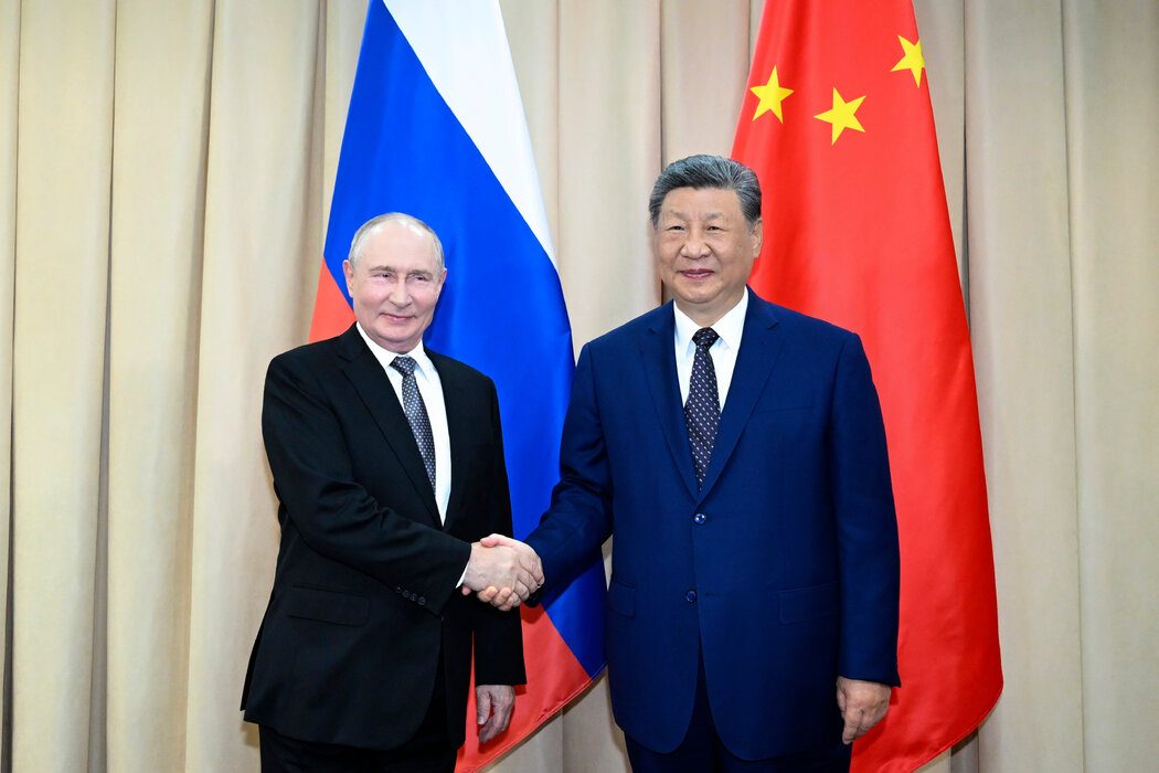 中国官方媒体发布的一张照片显示，习近平周一在比什凯克与俄罗斯总统普京会面。