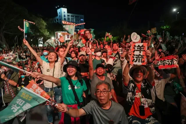 2026年10月18日，民进党台北市长候选人沈伯洋的支持者在台北一场造势活动中挥舞旗帜。