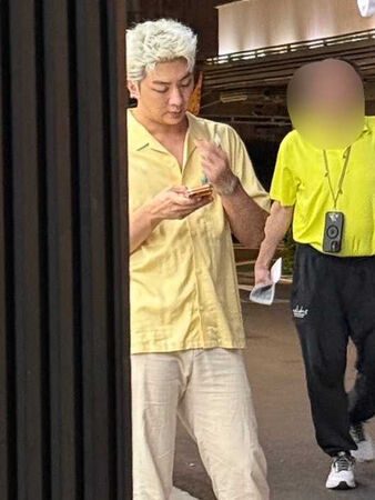 娛樂報報／許明杰一頭金髮超顯眼　滑手機不忘吞雲吐霧