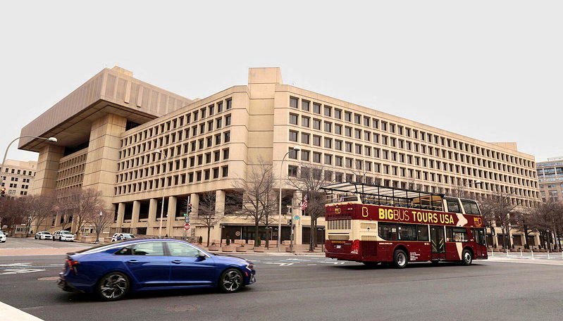 FBI被骇 数千名探员、求职者个资外泄 1 一個駭客組織聲稱攻破FBI招聘網站,取得大量FBI員工的機密信息。圖為一輛旅遊巴...