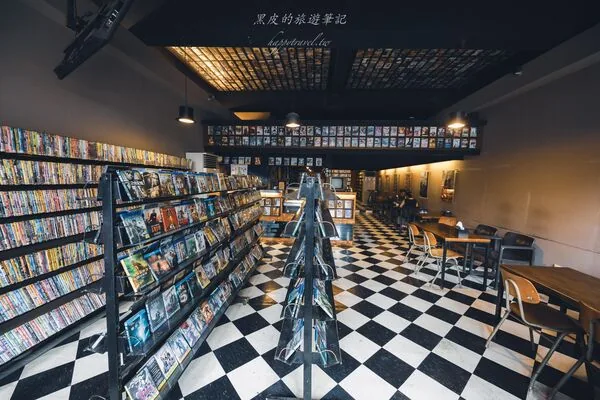 恒春金像咖啡:前身是DVD出租店,天花板排满电影封面 1 ▲▼屏東恆春金像咖啡DVD出租店風格空間與義大利麵、燉飯。(圖/《黑皮的旅遊筆記》授權提供)