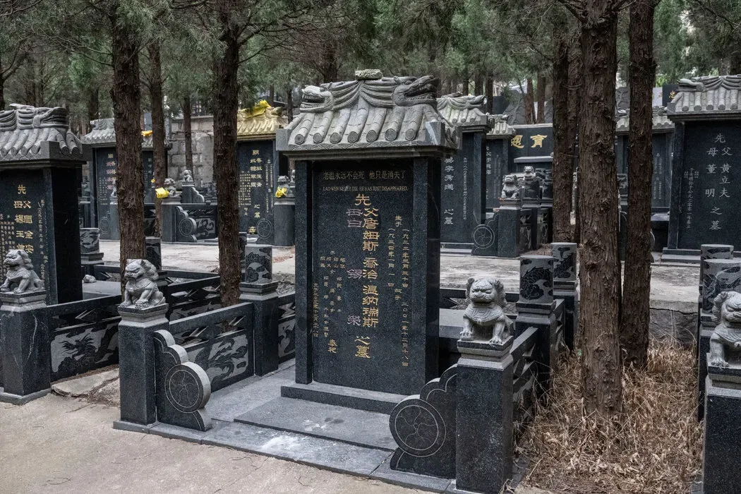 “草木皆兵”:更富裕的中国,安全机器却疑神疑鬼 7 詹姆斯·温纳瑞斯的墓碑。这名美国士兵在朝鲜战争结束后选择留在中国,2001年在济南去世。