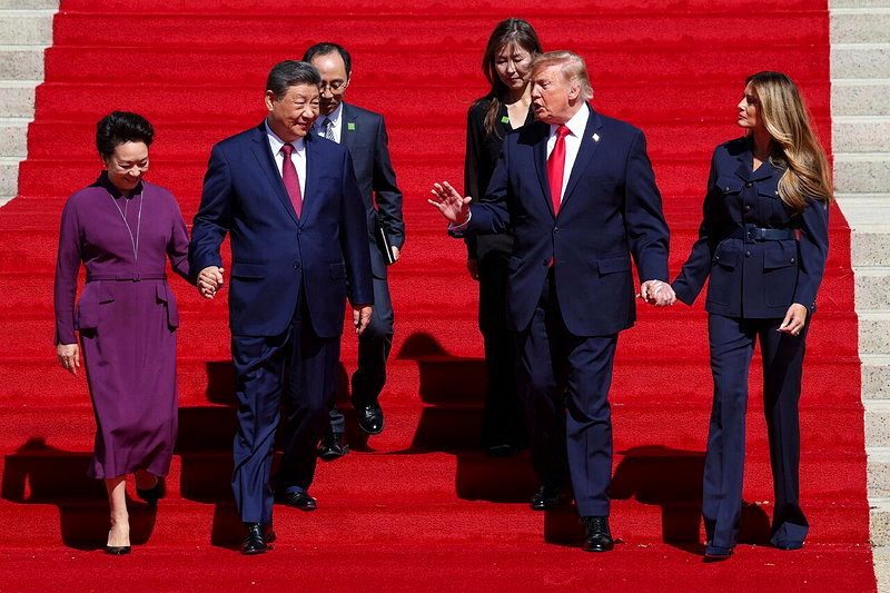 习近平访美罕见紧牵彭丽媛 前中情局分析员:习倚重她的军中人脉 1 特朗普和梅拉尼娅陪同习近平和彭丽媛参观美国国家档案馆