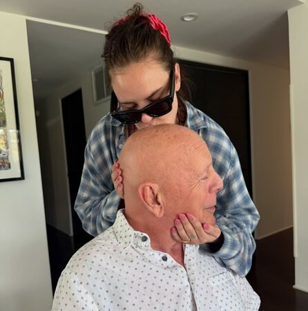 ▲布魯斯威利（Bruce Willis）罹失智症，小女兒塔盧拉威利（Tallulah Willis）罕見公開父女溫馨互動近照。（圖／翻攝自IG、達志影像）