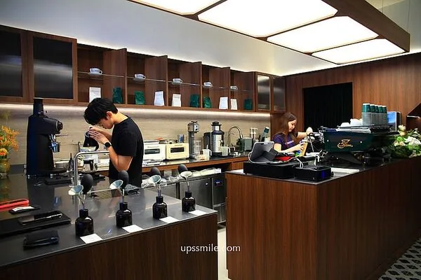 ▲▼Caffè Fortuna走木質調風格，也是寵物友善咖啡廳。（圖／《UPSSMILE向上的微笑萍子》授權提供）