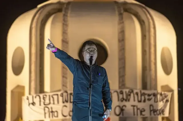 2023年，阿农·南帕在一场示威活动中向示威者发表演说。
