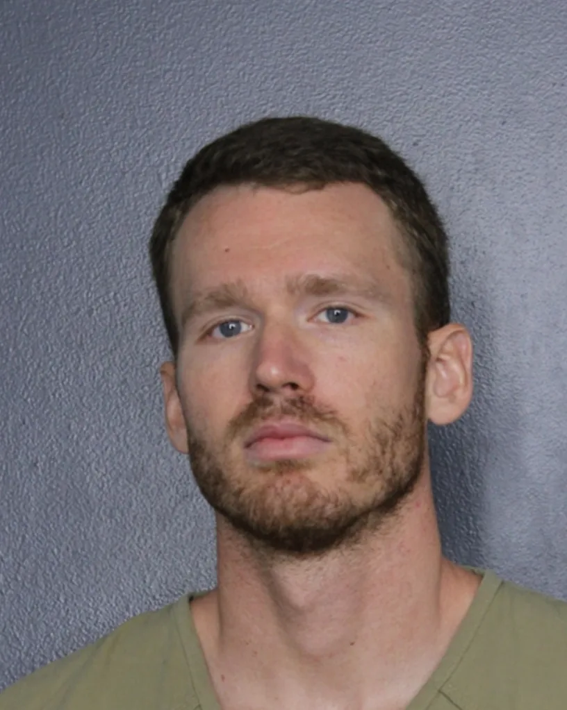 佛罗里达州劳德希尔市警察史葛罗斯，已被捕并面临刑事指控。