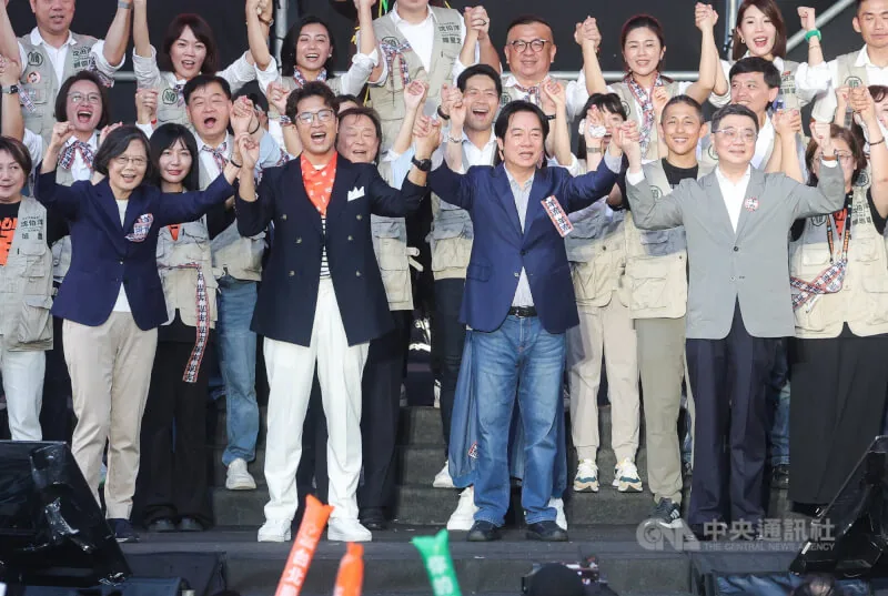 沈伯洋竞选总部成立大会上，沈伯洋、赖清德、蔡英文、卓荣泰等人在台上携手高呼