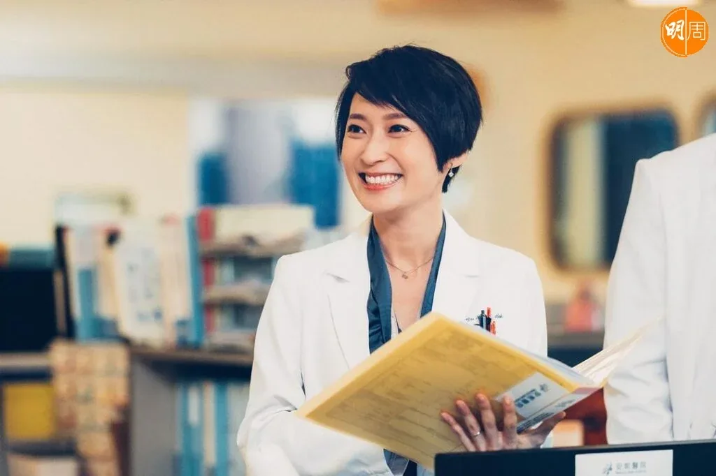 跳槽港视陷低谷 周家怡中年危机:常问经理人是否只能演妈妈角色│封面故事 22 e678dcfaa08102e8cf0c4cfcf334072dac73e864d424ad5c7d21b2ff1d591963 article