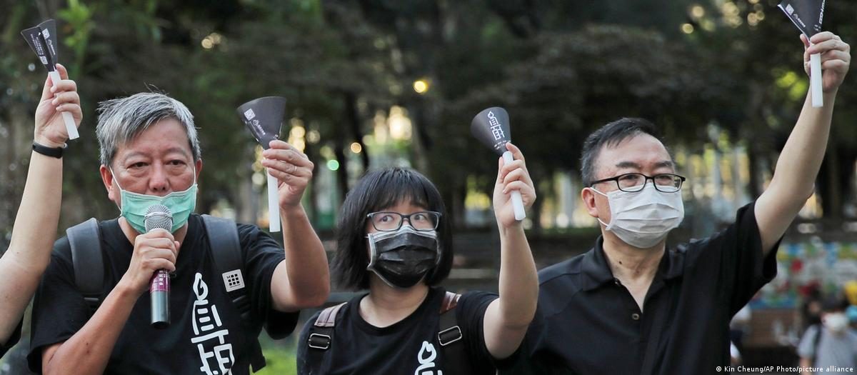 香港支联会案 李卓人、邹幸彤“煽颠”罪成 1 图为支联会成员李卓人(左1)、邹幸彤(左2)与张文光(右1)