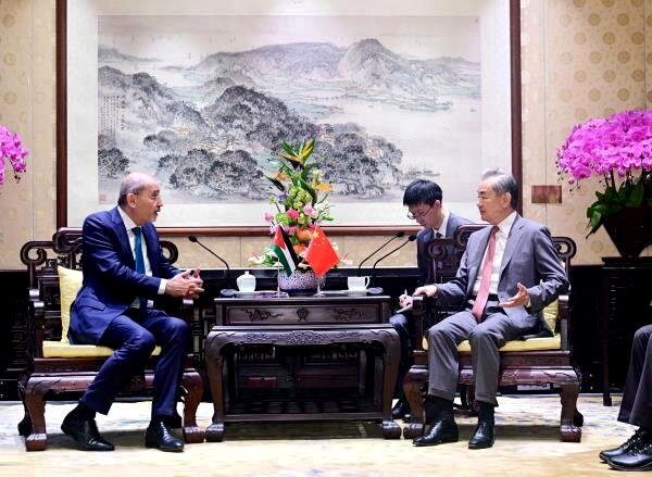 中共中央政治局委員、大陸外交部長王毅（右）23日在北京會見約旦副首相兼外交部長沙法迪（Ayman Al Safadi）。圖／取自大陸外交部官網