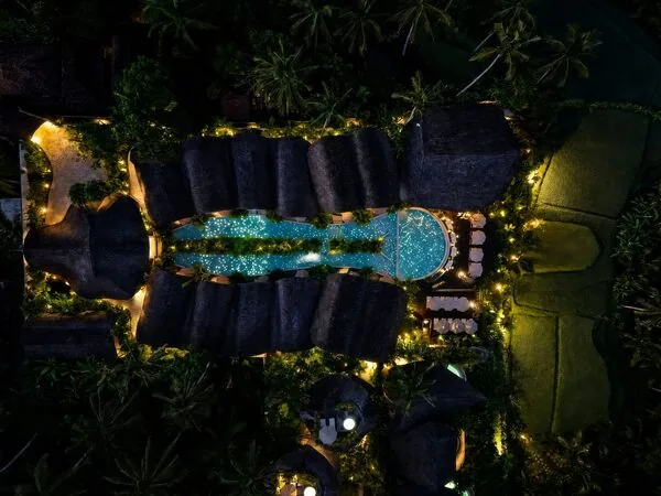 峇里岛乌布隐世度假村 竹制泳池Villa开门就是绝美梯田山景 2 ▲▼Bambootel Sawah View以純竹建築融入烏布梯田景觀。(圖/《混血珊莎的奇幻旅程》授權提供)
