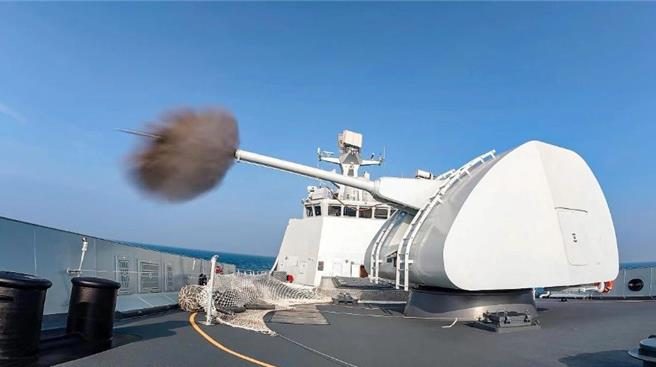 寧德艦最新訓練畫面曝光共軍東部戰區強化海軍編隊協同與應急處置。圖為寧德艦主炮射擊。（大陸央視）