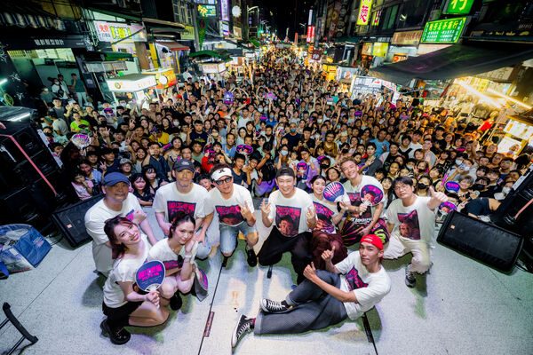 总统来都没这么多人!《角头》宇宙挤爆夜市 王识贤被拿25年照认亲 3 ▲《網紅老爸》勤跑宣傳。(圖/曼尼娛樂提供)